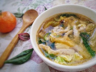 榨菜肉丝汤,榨菜脆爽，肉丝滑嫩，很解腻的开胃汤。