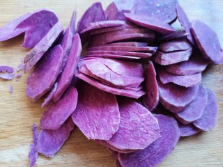 山药紫薯糕,紫薯洗净去皮切薄片