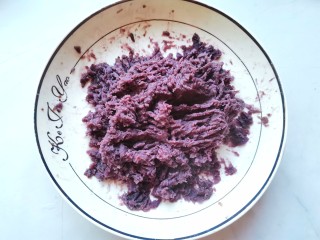 山药紫薯糕,压成泥