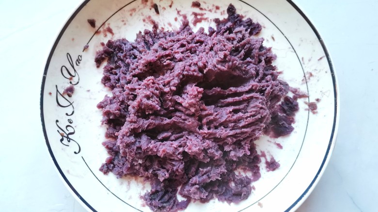 山药紫薯糕,压成泥