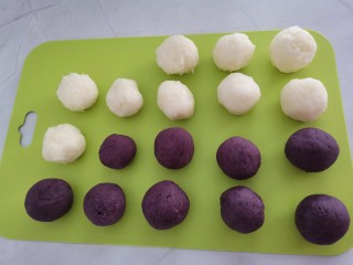 山药紫薯糕,搓成半个模具大小的圆子