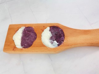 山药紫薯糕,放入模具压实