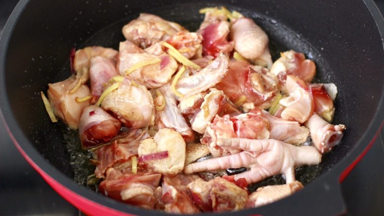 快手辣焖鸡块,放入鸡块大火快速翻炒均匀。