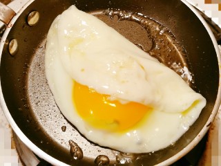 芝士泡面,起油锅敲入鸡蛋，煎成荷包蛋。