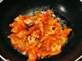 芝士泡面,锅中留下底油继续加热，放入番茄翻炒。