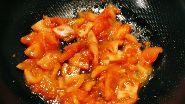 芝士泡面,锅中留下底油继续加热，放入番茄翻炒。