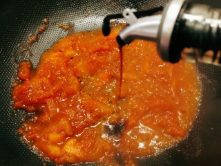 芝士泡面,番茄软烂后倒入酱油。