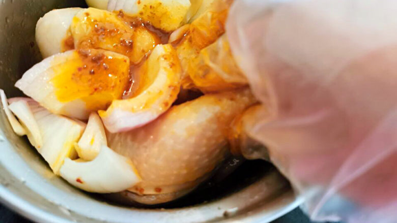电饭锅焖鸡腿,再加上洋葱一起抓拌均匀