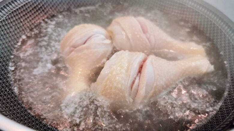 电饭锅焖鸡腿,鸡腿表面划一刀，入水汆烫至断生
