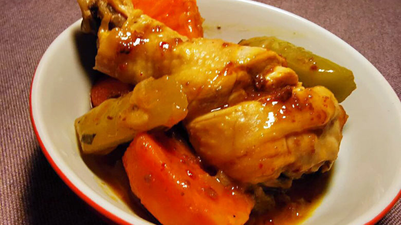 电饭锅焖鸡腿,取出装碗，再淋上少许虾肉酱，味道更好