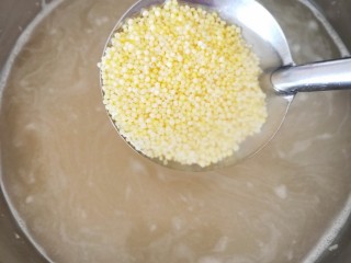 小米粥,将小米放入锅中煮25分钟