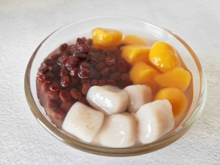 糖水芋圆,取适量芋圆到碗中在放蜜红豆，最后倒入糖水