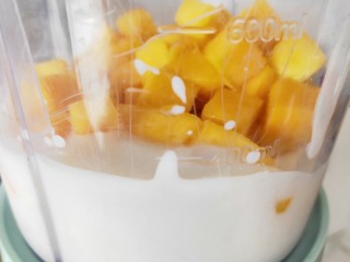 芒果炒酸奶,把酸奶倒入榨汁机中，再放入切好的芒果丁，按榨汁机键