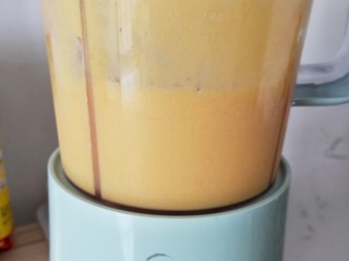 芒果炒酸奶,榨成果泥
