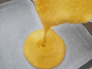 芒果炒酸奶,倒入方形磨具中