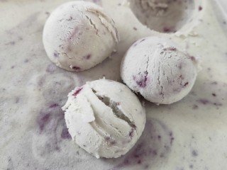 蓝莓冰淇淋,放入方形磨具中或碗中，放到冰箱冷冻6小时，取出用冰淇淋勺子挖出即可开吃