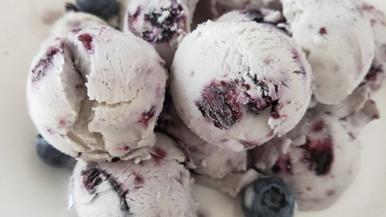 蓝莓冰淇淋,入口即化
