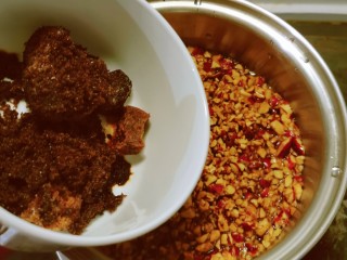 核桃红枣糕,红枣碎放入锅中，加入清水和红糖，煮开。