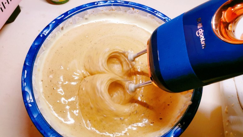 核桃红枣糕,将枣泥放入蛋糊中，搅打均匀。