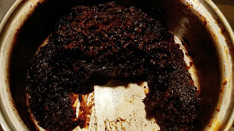 核桃红枣糕,转小火熬制成枣泥。