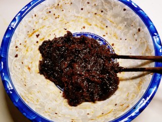 核桃红枣糕,炒好的枣泥加入食用油拌匀。