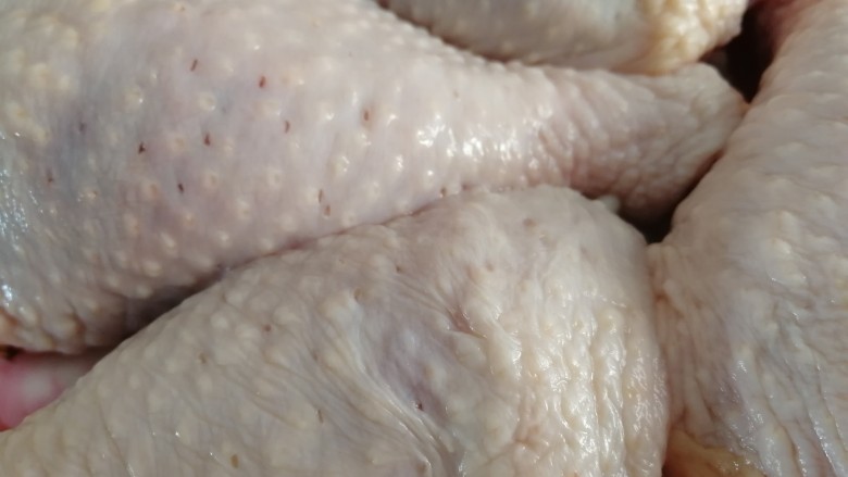 电饭锅焖鸡腿,用牙签把鸡腿表皮扎些眼，便于更好的入味。