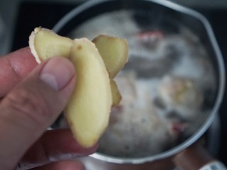 新年第一炖，茶树菇炖鸡,4、姜片，大约5分钟捞出来控水备用。