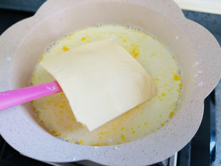 今年最火的烤牛奶，入口即化，你一定要试试,放入芝士片继续搅拌。