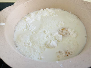 今年最火的烤牛奶，入口即化，你一定要试试,加入牛奶，开小火搅拌均匀。