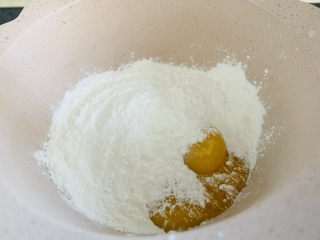 今年最火的烤牛奶，入口即化，你一定要试试,放入白糖和玉米淀粉。