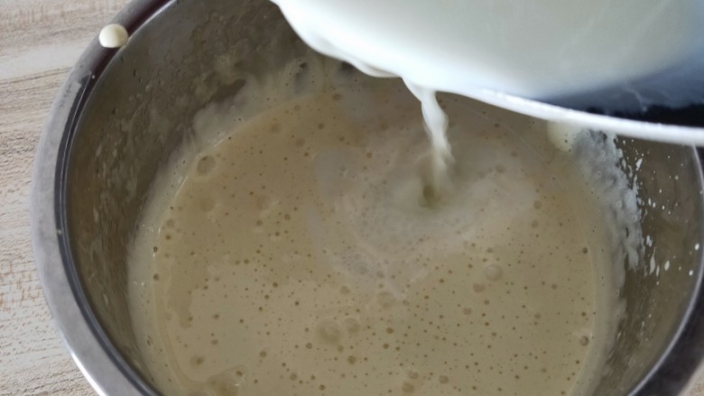 蓝莓冰淇淋,牛奶低温加热至冒泡泡，将牛奶分次倒入蛋黄糊中