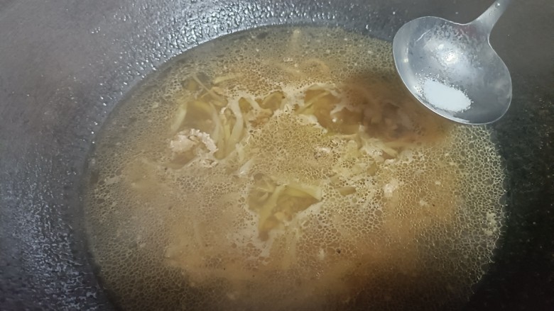 榨菜肉丝汤,水待食材沸腾后先尝试咸味再少许食盐调味