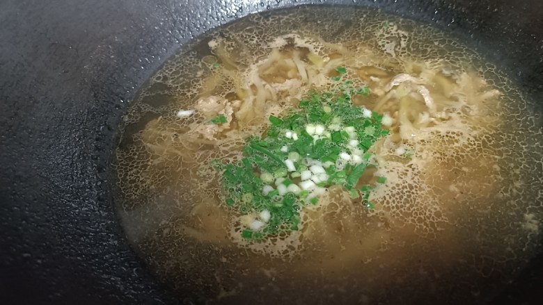 榨菜肉丝汤,起锅前加入葱花即可。