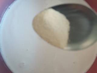 大米糕,到入大碗中加入酵母粉