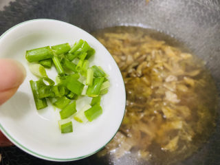 榨菜肉丝汤,入葱花