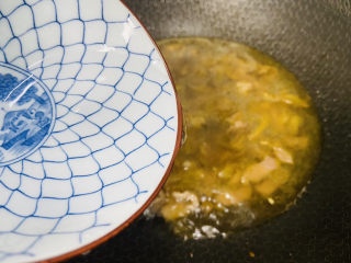 榨菜肉丝汤,加入一碗热水煮熟
