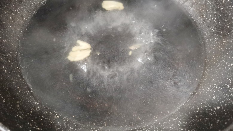 榨菜肉丝汤,锅里加入适量清水烧开后加入姜片