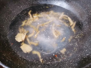 榨菜肉丝汤,再一次烧开后加入食用油，食用盐