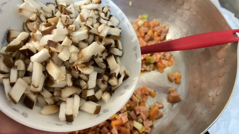 什锦玉米粒,下香菇粒，中火煸炒半分钟