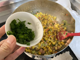 什锦玉米粒,出锅前撒上葱叶翻炒均匀即可