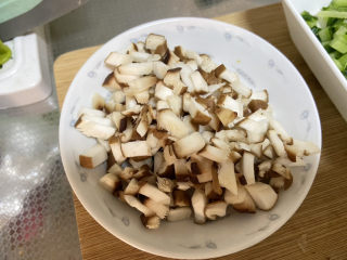 什锦玉米粒,香菇切小粒