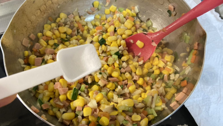 什锦玉米粒,尝下咸淡，根据自己口味添加少许盐翻炒定味