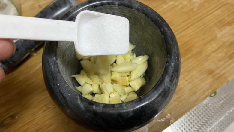 尖椒皮蛋➕擂椒皮蛋,石臼中加入月1/3茶匙的食盐，加盐可以增加摩擦力和激发蒜香味