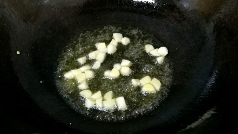 肉末豇豆,锅底留余油爆香蒜丁。 