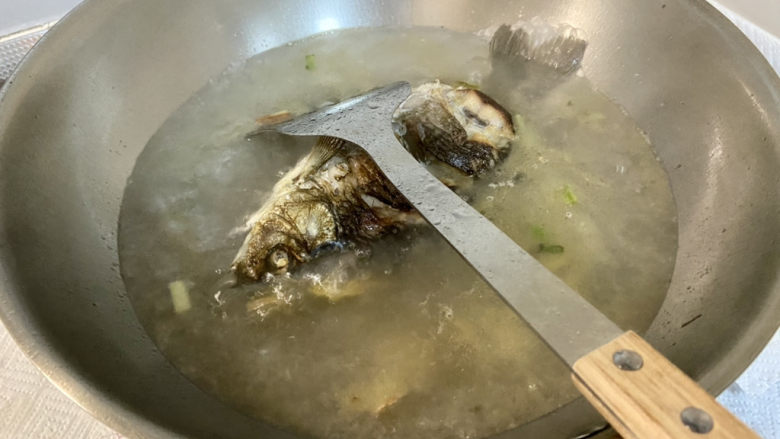 萝卜丝鲫鱼汤➕白萝卜丝荷包蛋鲫鱼汤,倒入适量的开水，没过鱼身