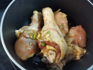 电饭锅焖鸡腿,将鸡腿再放入锅中，小火加热一下。