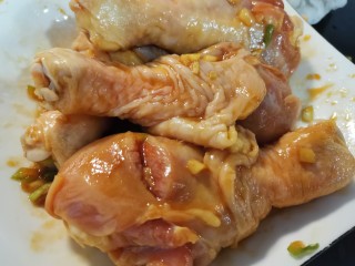 电饭锅焖鸡腿,待糖融化后，盛出鸡腿给鸡腿儿进行一下按摩，腌制一个小时。