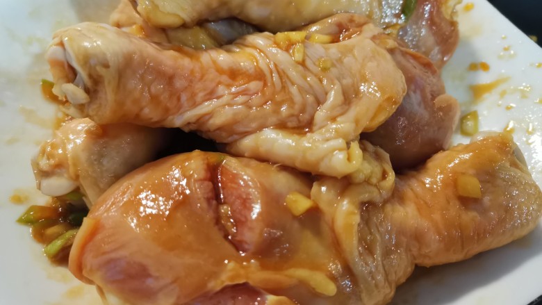 电饭锅焖鸡腿,待糖融化后，盛出鸡腿给鸡腿儿进行一下按摩，腌制一个小时。