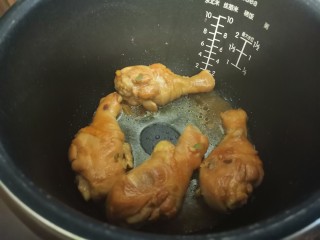 电饭锅焖鸡腿,程序结束后，再加入少量的水。再开一次蒸煮功能。