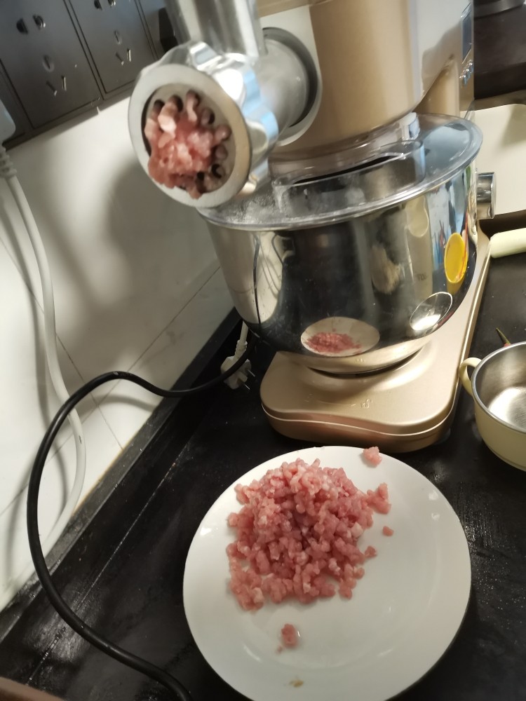 肉末豇豆,肉清洗放入绞肉机中